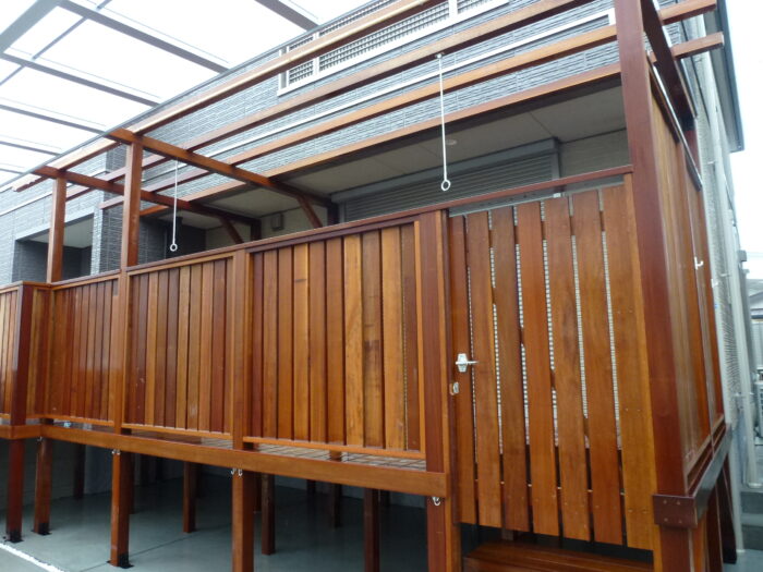 メンテナンス不要のウッドデッキ メイモクデッキ 目隠しフェンス 扉付き リフォーム ウッドデッキのことなら 名古屋市中川区の名木施工株式会社